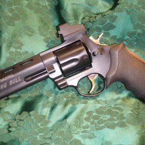 Taurus 5 1/2" Raging Bull Professional Hunter-Black Stainless with J-Point- .454 Casull
