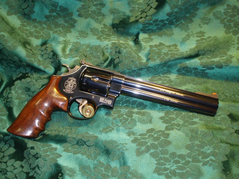 S &amp; W Model 29-5 Magna Classic 1 of 3000 in .44 Magnum.  Hogue Pau Ferro grips.